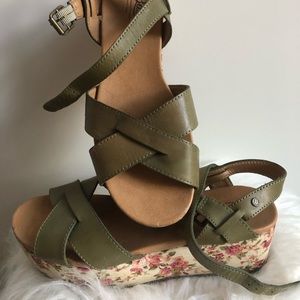 BASS Shoes Platform Sandals Flowery Design SIZE 7